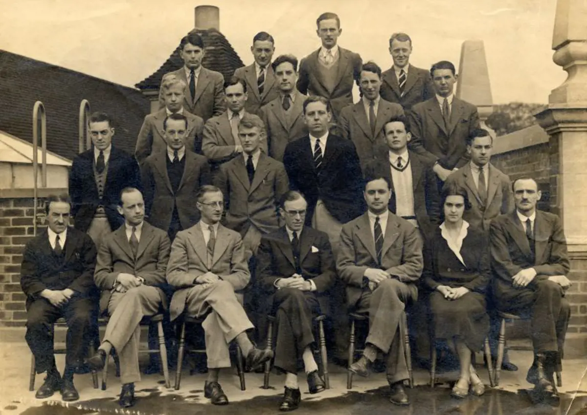 Group photo of 21 people in 1933