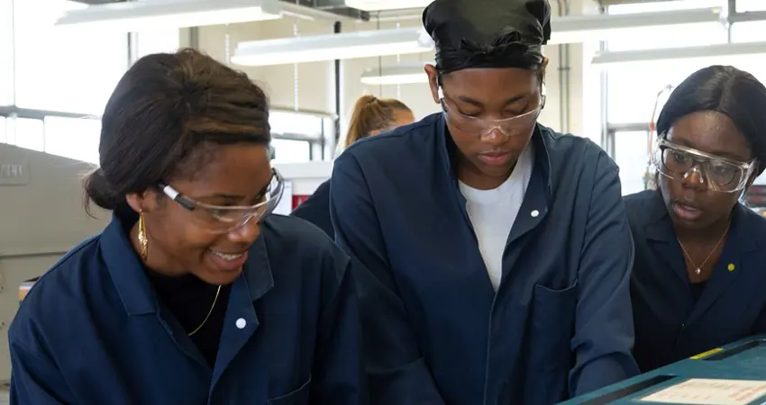 Female students on UNIQ Summer School