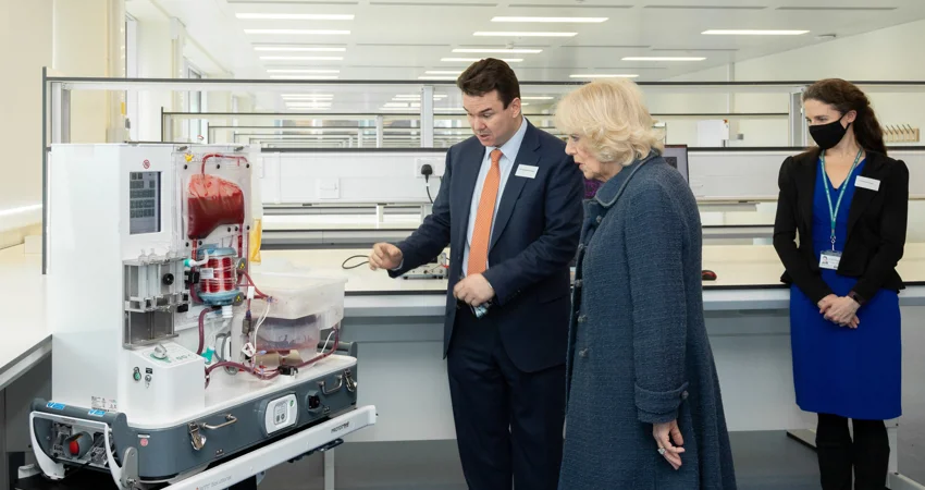 Professor Constantin Coussios demonstates the @organ_ox metra normothermic liver perfusion device to the Duchess of Cornwall, with Professor Eleanor Stride