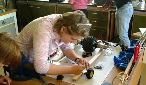 Students working on project on lab bench