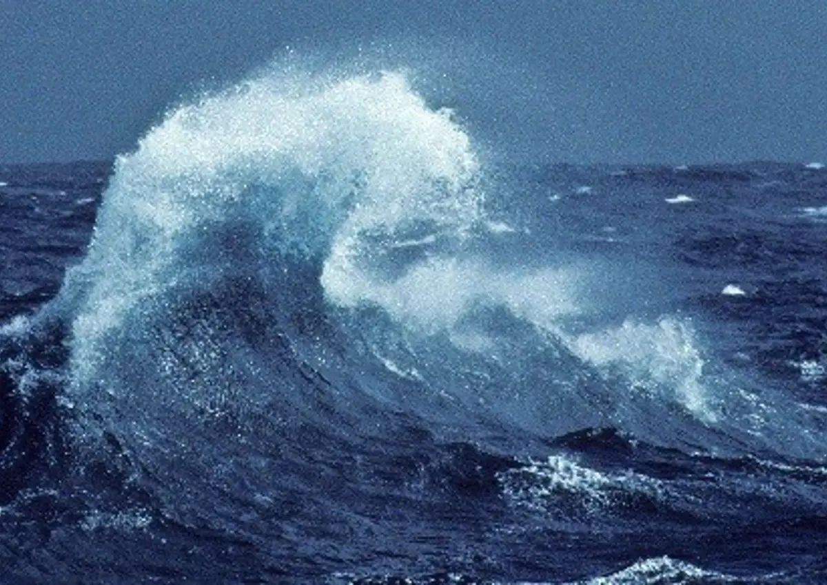 Photograph of crossing wave breaking observed by Veronique Sarano in the southern image