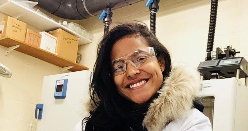 DPhil candidate Barbara Souza in a laboratory