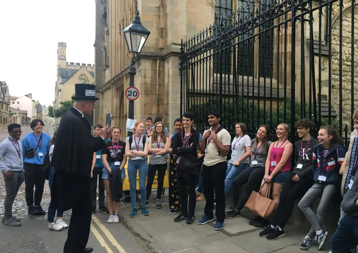Large group of students on walking tour of Oxford