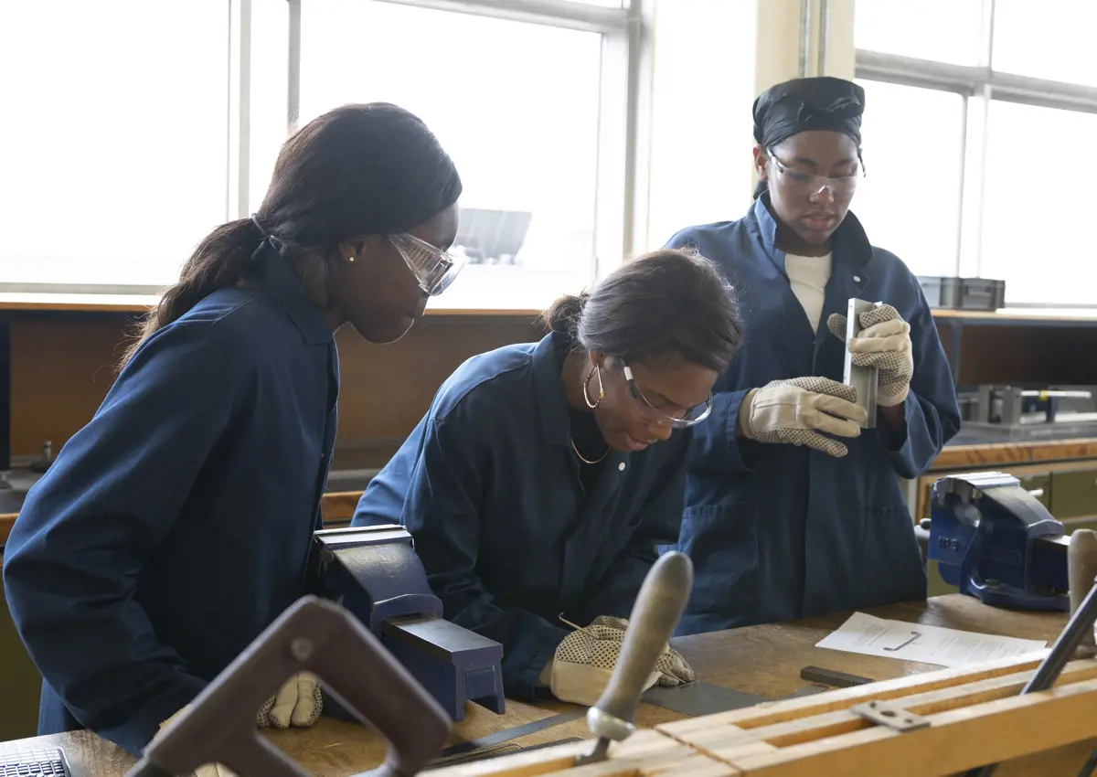 Participants of the UNIQ Summer School 2019 taking part in lab work, image by William Parry, Wadham College