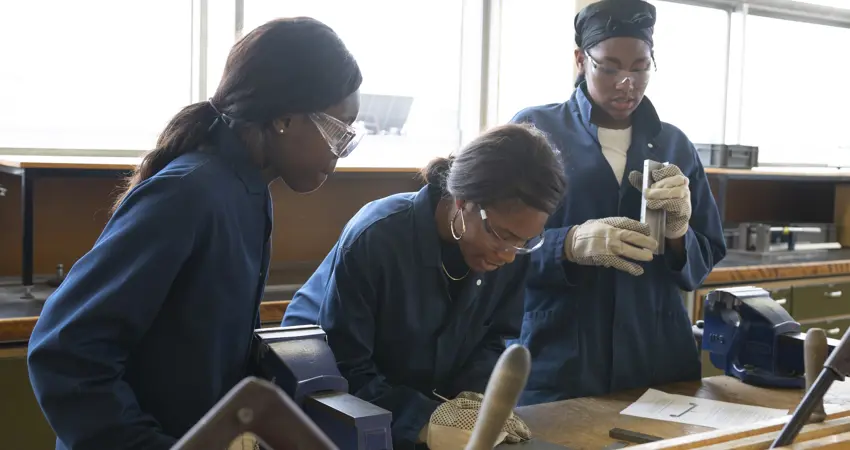 Participants of the UNIQ Summer School 2019 taking part in lab work, image by William Parry, Wadham College