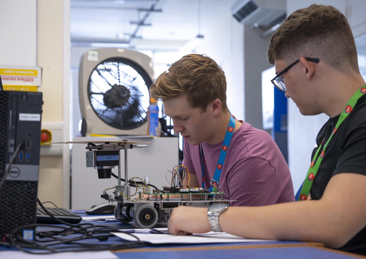 Participants of the UNIQ Summer School 2019 taking part in lab work, image by William Parry, Wadham College