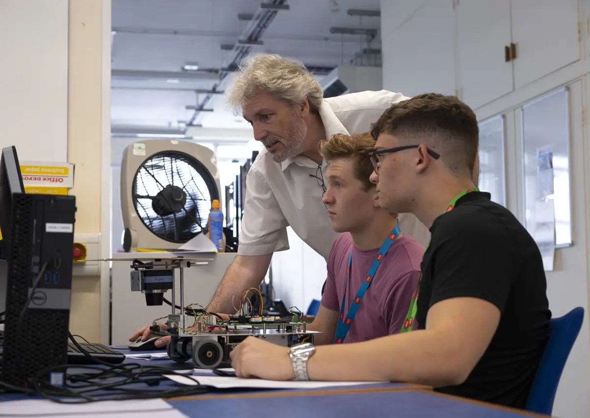 Participants of the UNIQ Summer School 2019 taking part in lab work, image by William Parry, Wadham College
