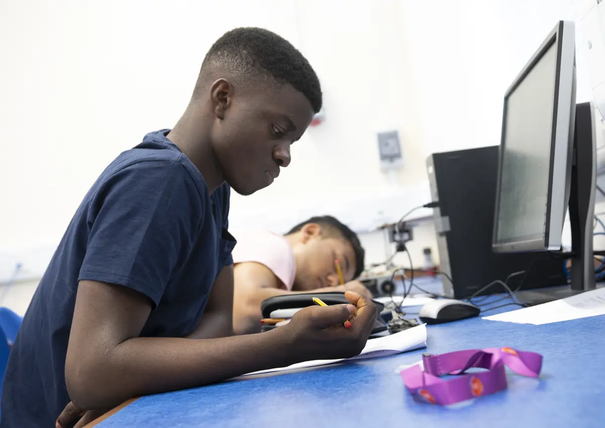 Participant of the UNIQ Summer School 2019 taking part in workshop, image by William Parry, Wadham College
