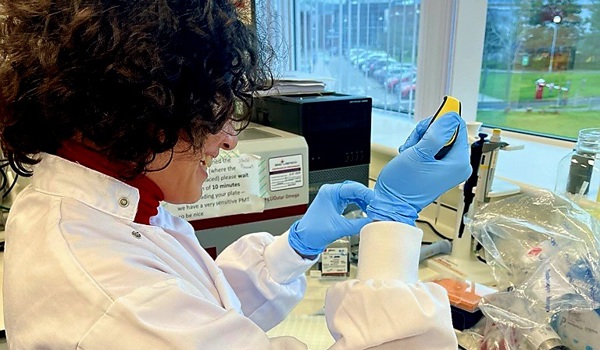 Dr. Anna Constantinou, Department of Physiology, Anatomy and Genetics, in the lab