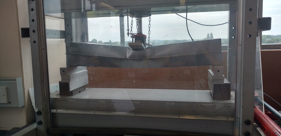Load bearing testing machine in lab