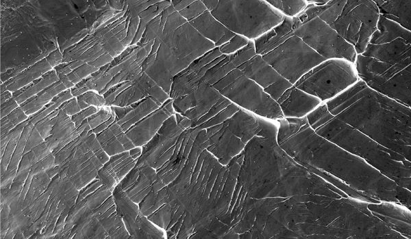 Electron microscopy image showing new defects forming between neighbouring crystals of the niobium-titanium-based alloys. Image credit: Cook et al. 2026