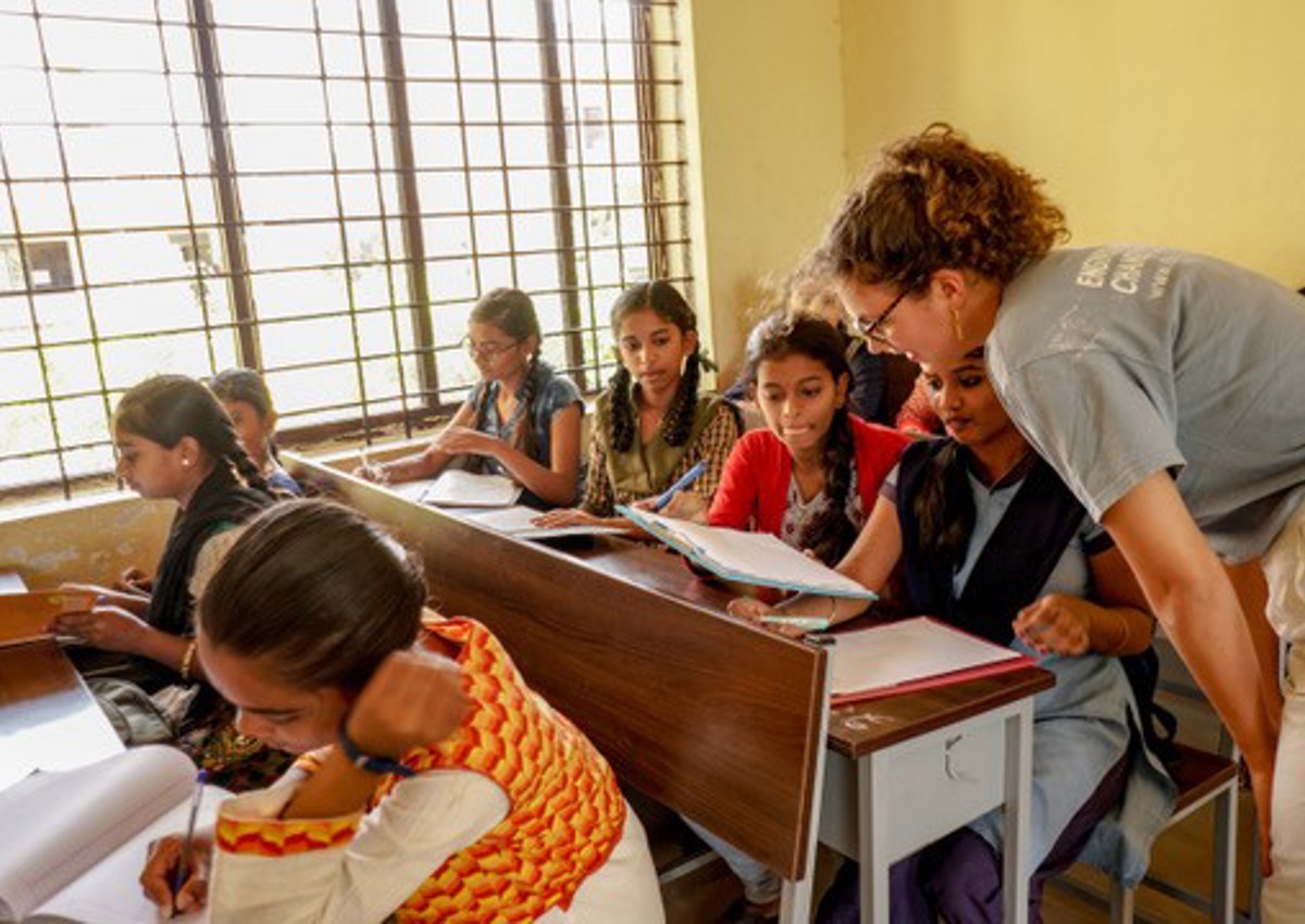 Engineers Without Borders team member working with schoolchildren in Karnataka, southern India