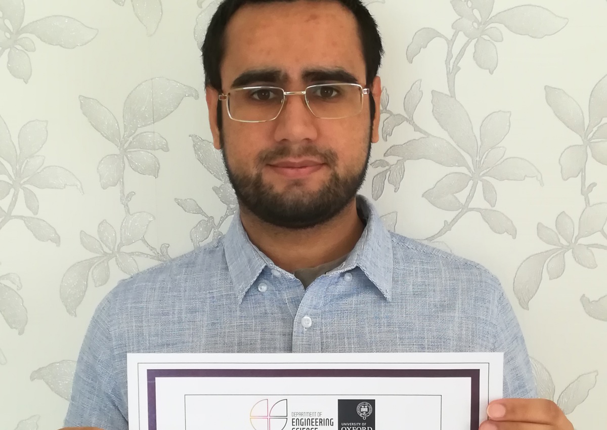 Hassan Daginawalla holding his Poster Prize certificate