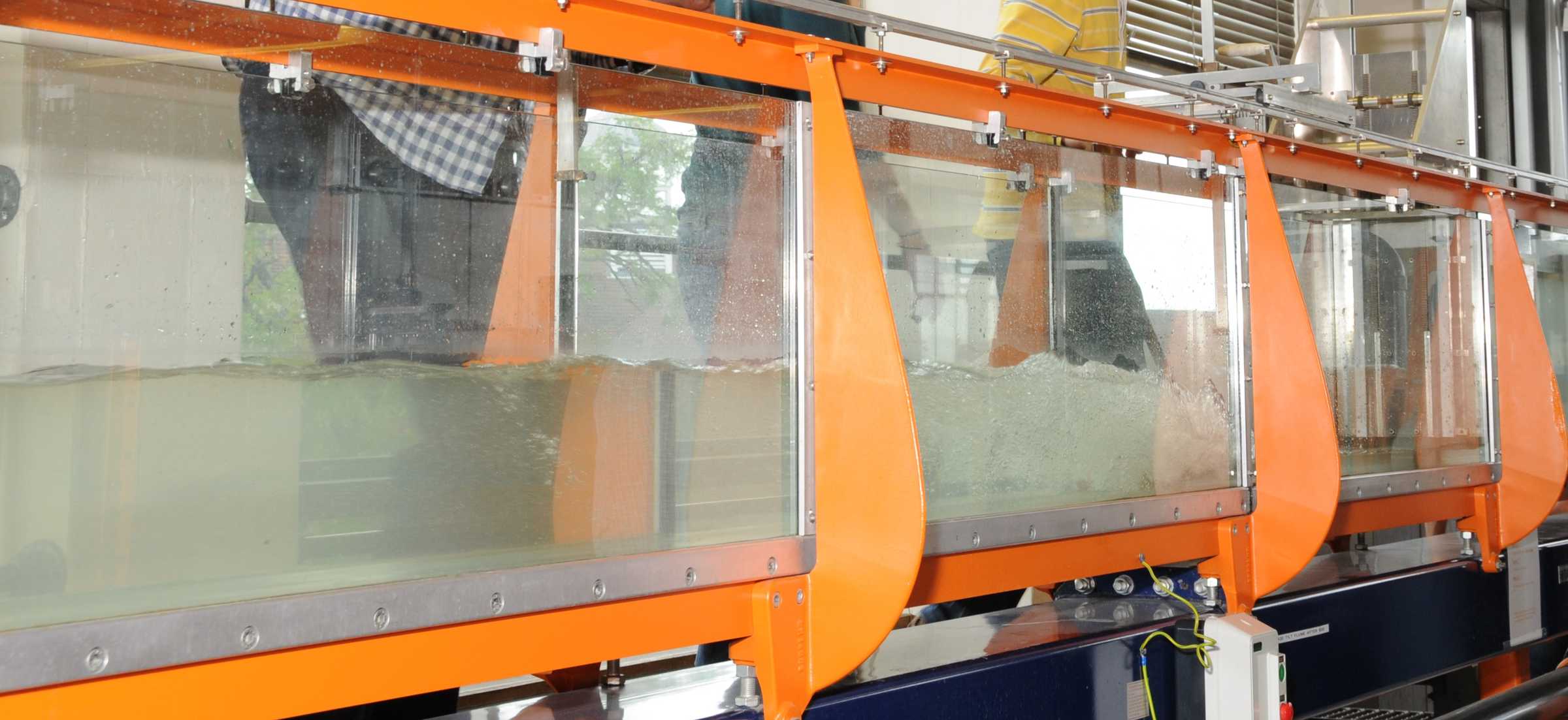 Fluids tunnel with water flowing