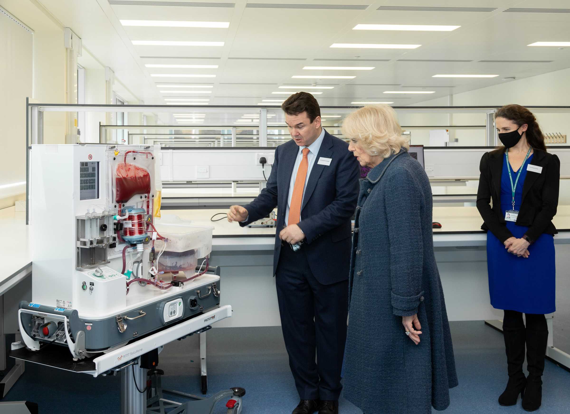 Professor Constantin Coussios demonstates the @organ_ox metra normothermic liver perfusion device to the Duchess of Cornwall, with Professor Eleanor Stride