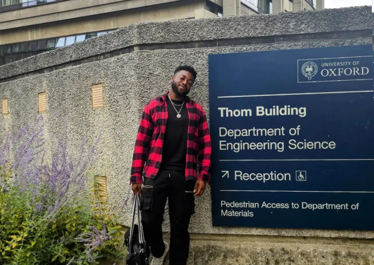 Miles McFarlane joined Professor Emilio Martínez-Pañeda’s Mechanics of Materials Lab for seven weeks last year to work on the project ‘A new generation of multi-physics models for material degradation and failure’ and staying at Hertford College.