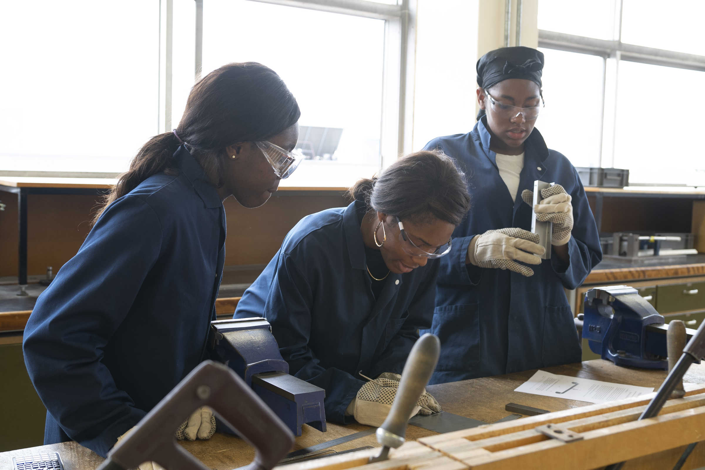 Participants of the UNIQ Summer School 2019 taking part in lab work, image by William Parry, Wadham College