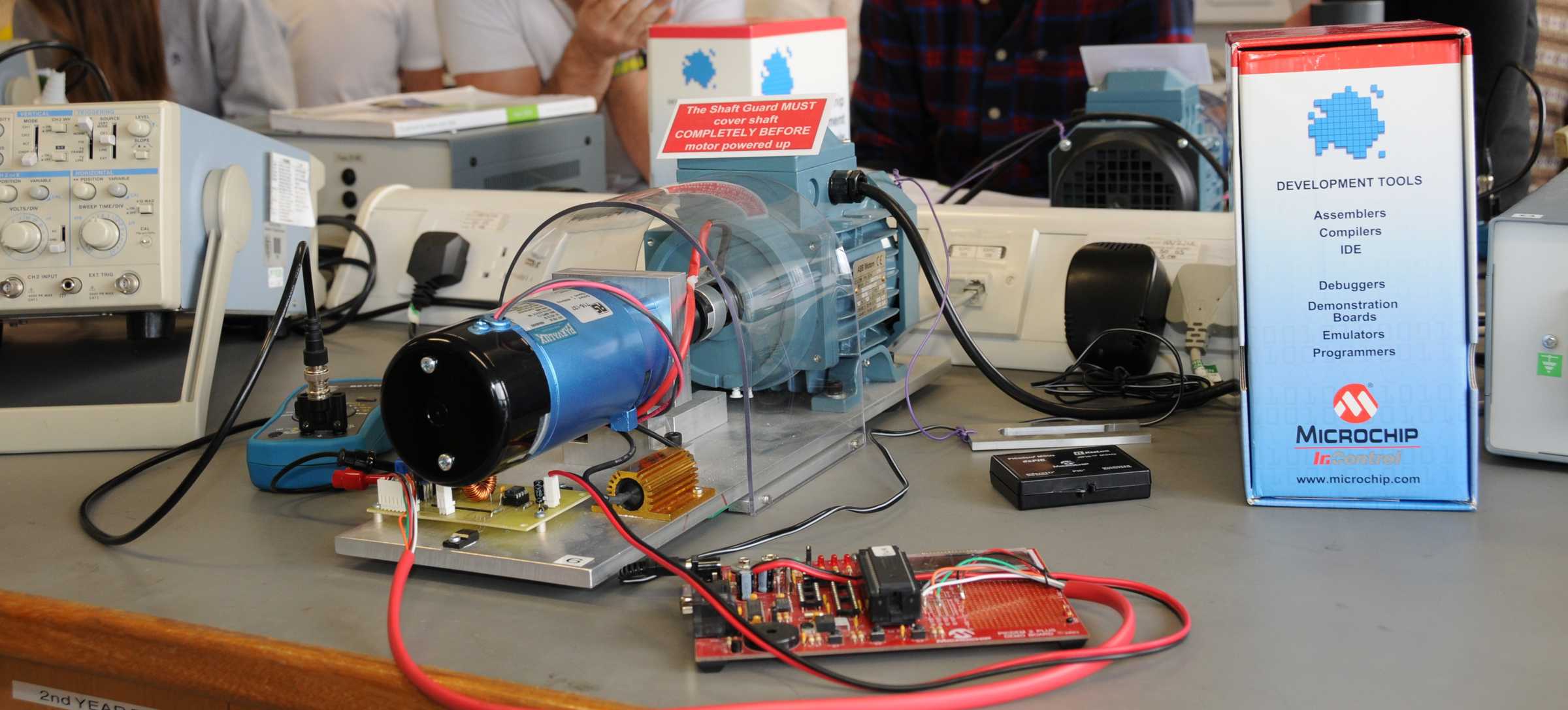 Small electrical experiment on lab worktop
