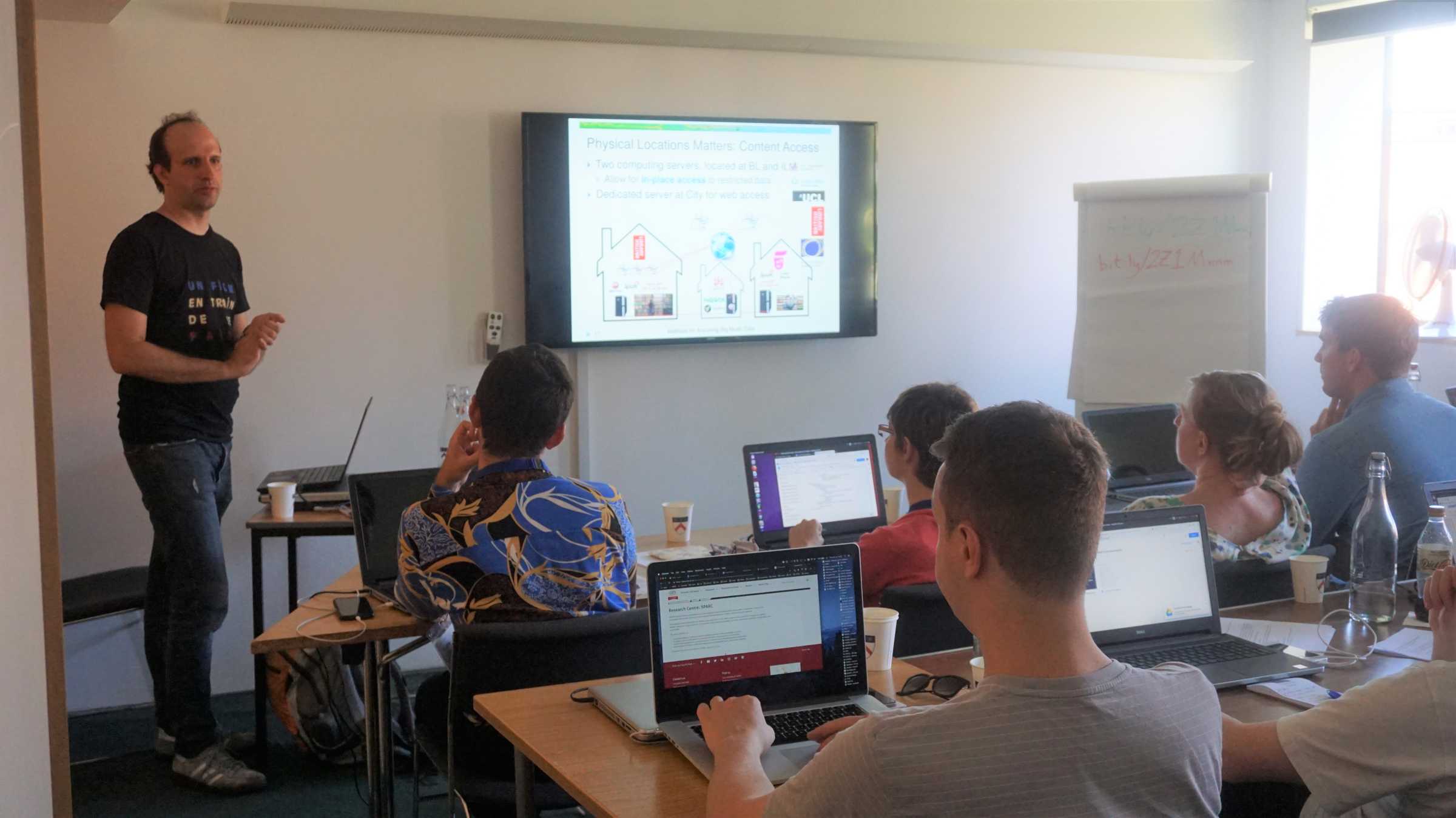 Tilman Weyde presenting the Digital Musicology workshop during the Digital Humanities Summer School 