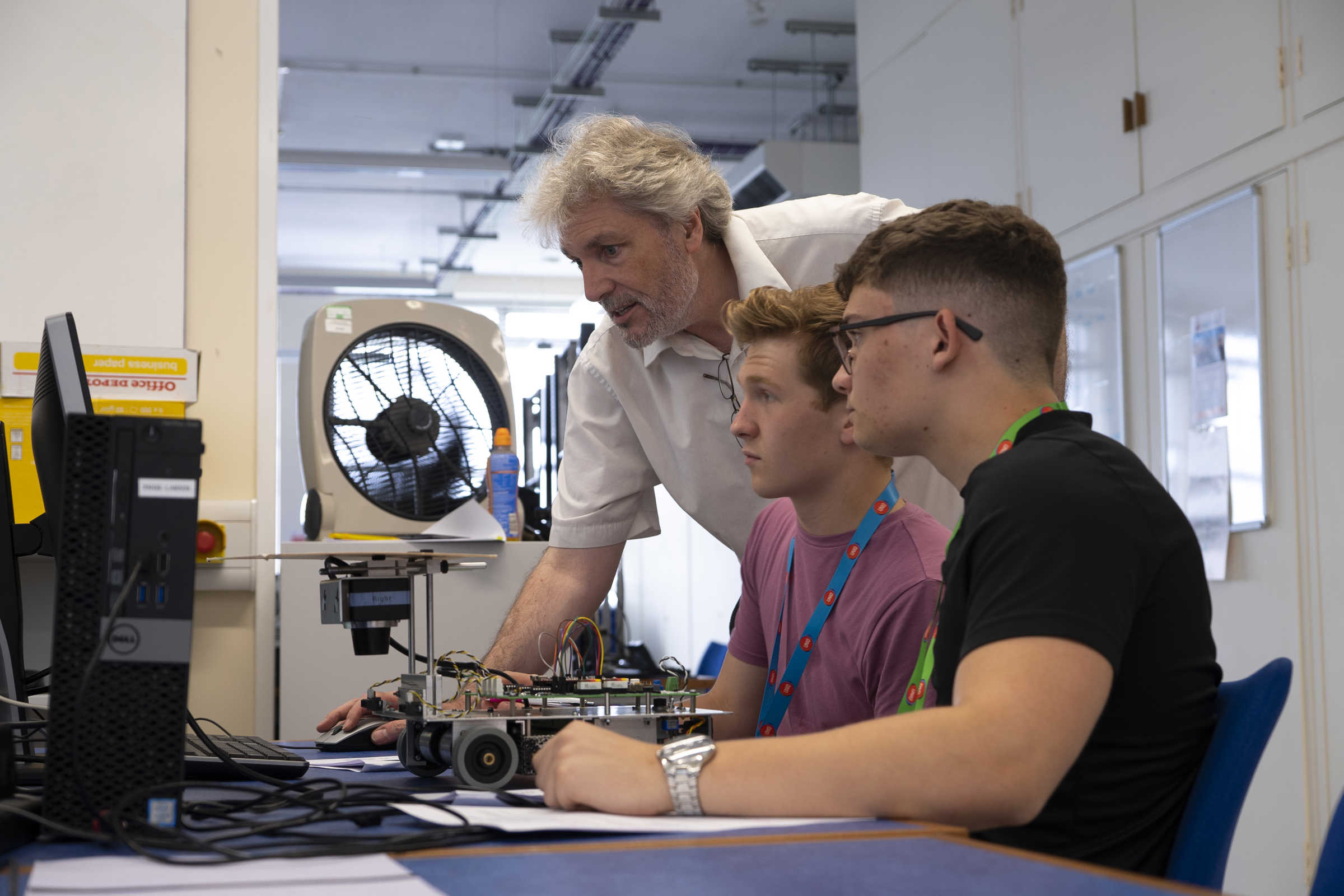 Participants of the UNIQ Summer School 2019 taking part in lab work, image by William Parry, Wadham College