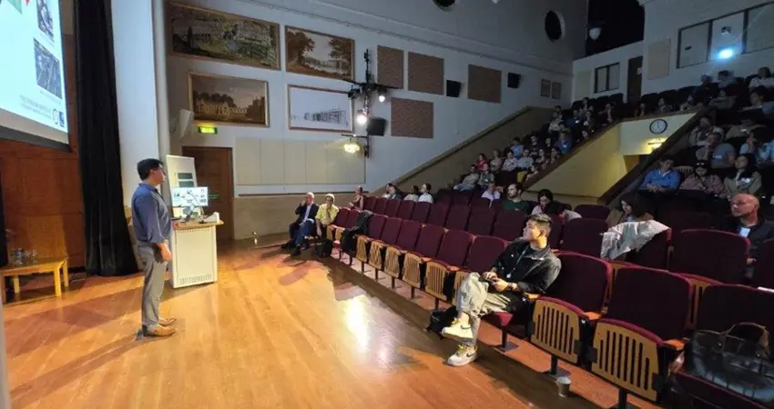 Prof. Mauricio Villaroel during his lecture at the IBME Bellhouse BioEngenuity event describing applications of AI for cardiorespiratory assessment in neonatal intensive care.
