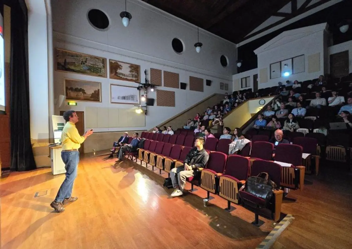 Prof. Pablo Lamata during his keynote lecture at the IBME Bellhouse BioEngenuity event describing relative pressure in the aorta assessed using microbubbles.